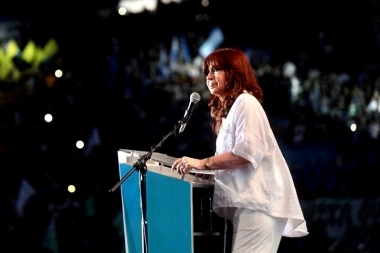 Cristina Kirchner reaparece en Quilmes en medio de la interna entre Kicillof y Máximo