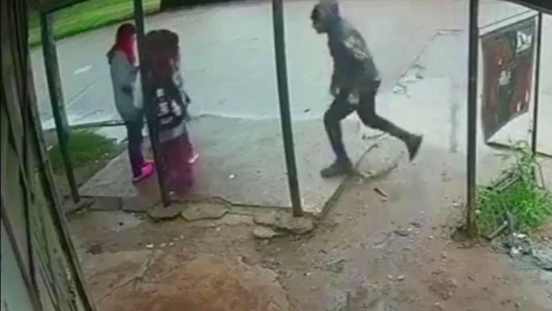 Conurbano violento: pareja de motochorros atacó a tres niñas en la parada del colectivo