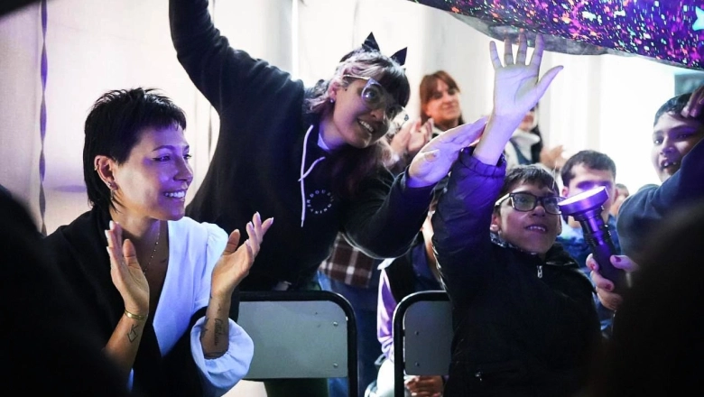 Mayra Mendoza recorrió la nueva sala de cine de la Escuela de Enseñanza Especial de Quilmes