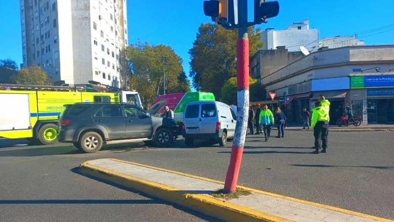 La Plata en modo "autos locos": dos camionetas chocaron en una de las esquinas más transitadas