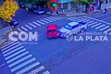Qué pasa en La Plata: conductor de una 4 x 4 cruzó con luz roja y chocó un utilitario que giró 180°