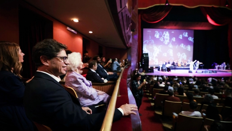 Con un concierto en el Teatro Argentino de La Plata, Kicillof homenajeó a Abuelas de Plaza de Mayo